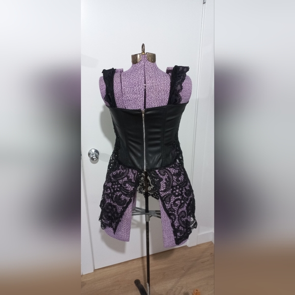 Leather Look Fashion Corset - Picture 2 of 4